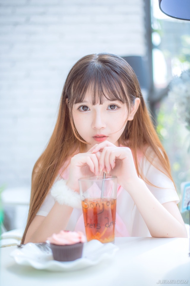 生活，需要的是你有一双看得明白的眼睛，而不是要一张捅破纱窗的嘴。